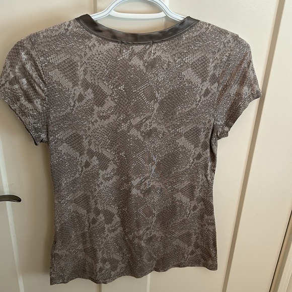 Banana republic Luxe touch snakeskin print top, size XS - Picture 4 of 4